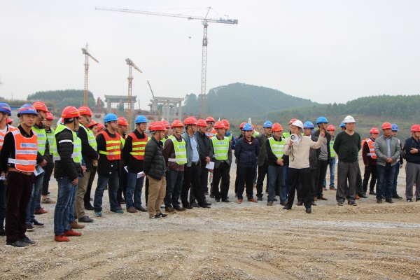 柳南改扩建全线清静管理职员旅行特大桥施工现。。。。。ㄐ薷某叽纾.jpg