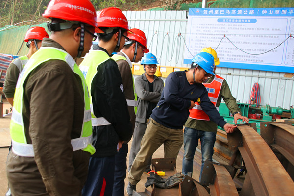 图一：召开进洞前现场聚会，，，，，，检查钢拱架.jpg